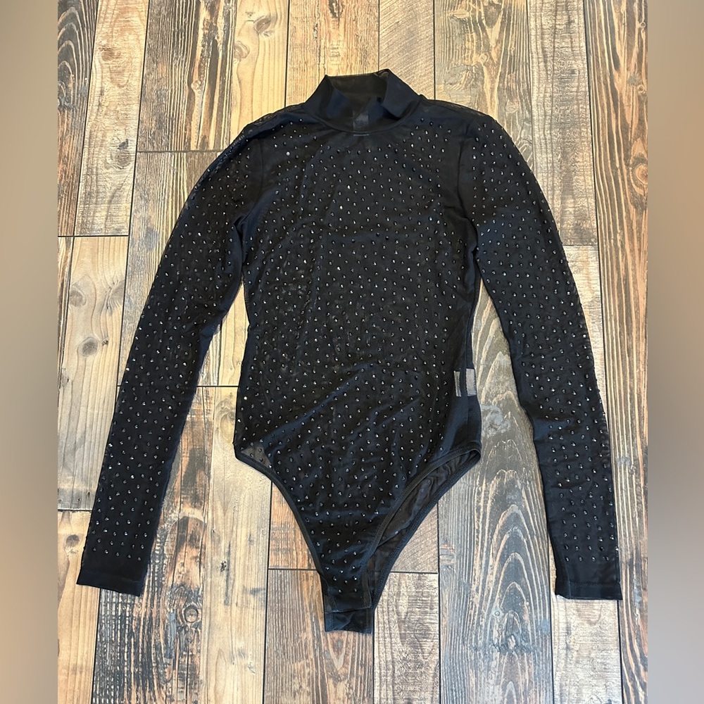 BLACK LONG SLEEVE SEQUINED BODYSUIT. NO BRAND TAG SIZE FITS XS/S. Msg for msmnt